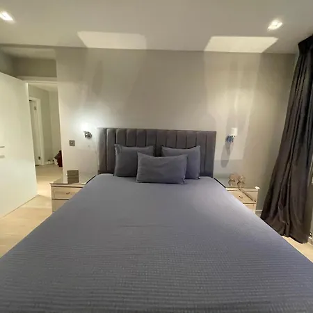 Modern And Luxurious 2 Bedroom Flat - Barons Court